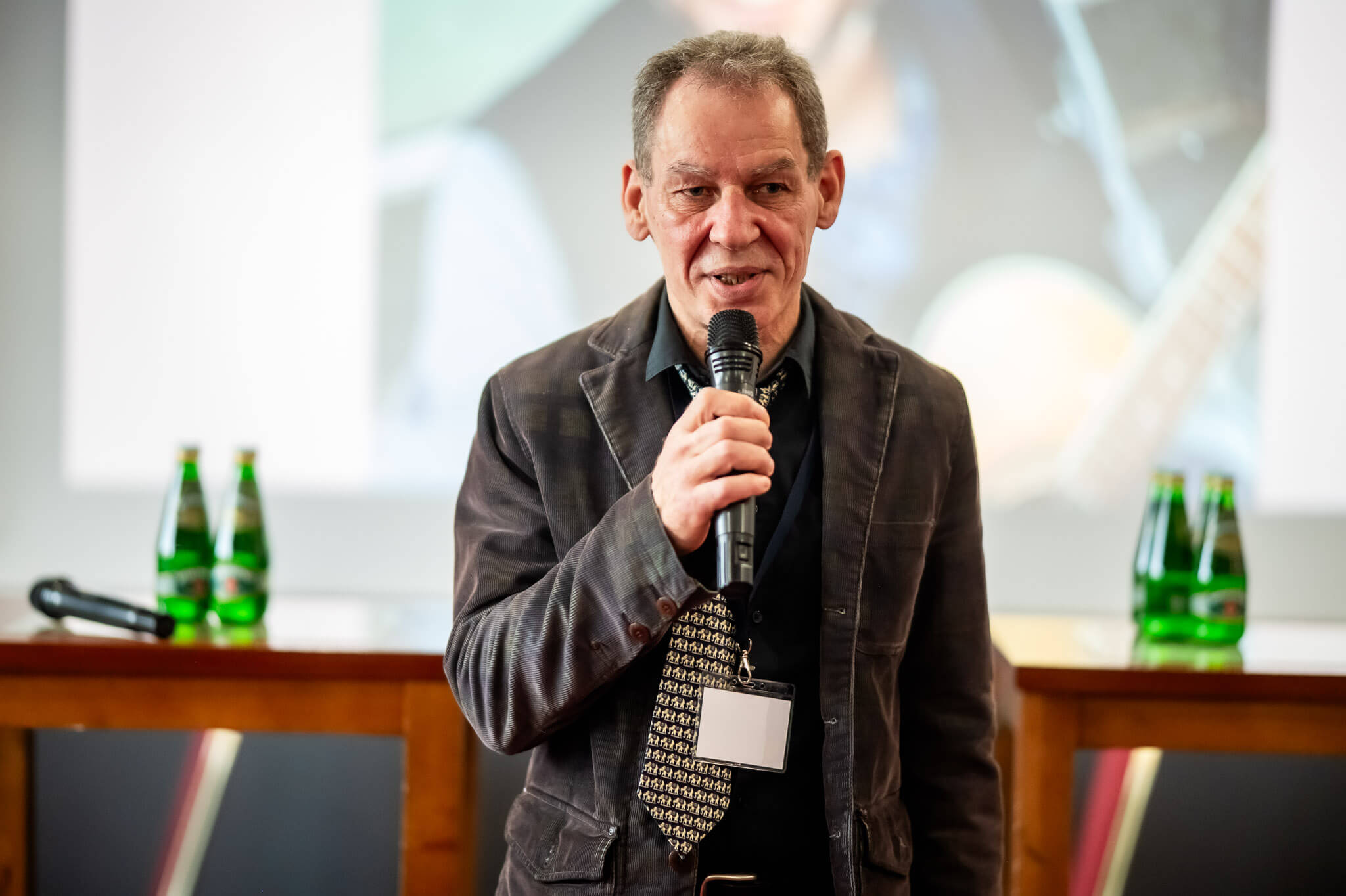 Wojtek Konopacki organizator konferencji wita gości
