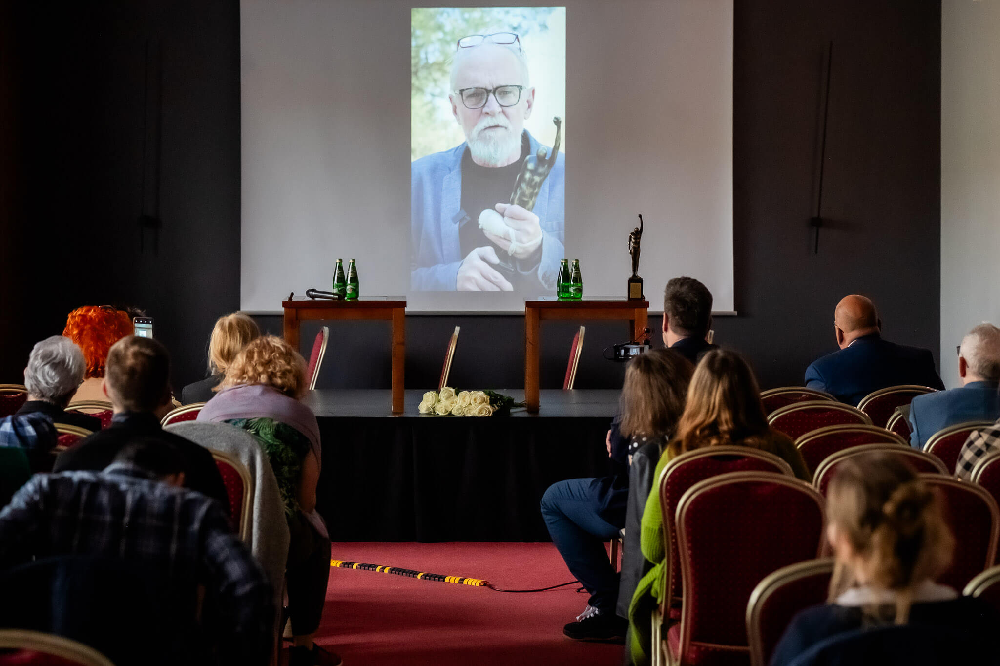 statuetka STAJĄCYM W IMIĘ ZASAD dla Piotra Czabana - laudacja video Pawła Kasprzaka