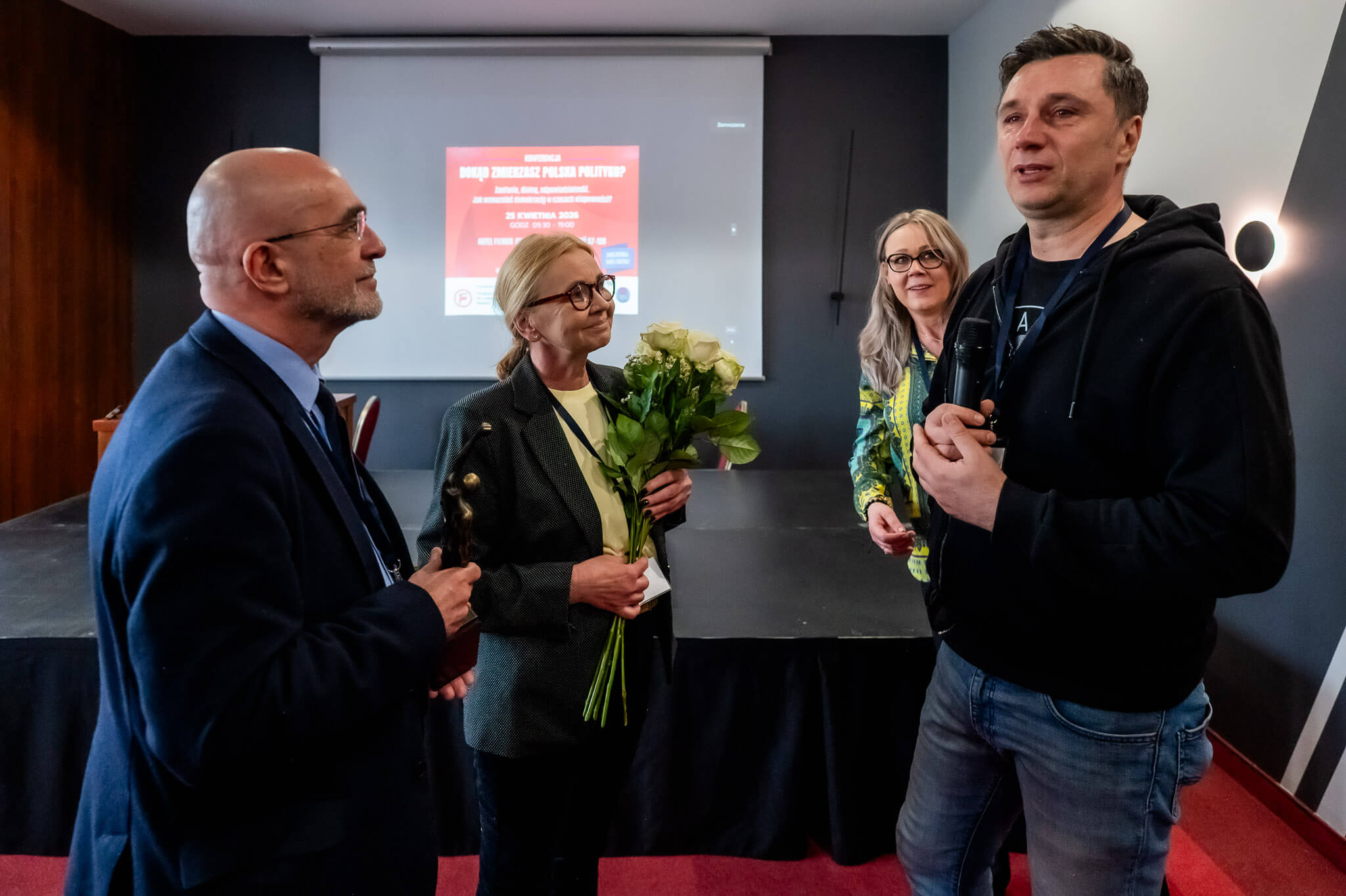 wręczenie statuetki STAJĄCYM W IMIĘ ZASAD dla Piotra Czabana przez Obywateli RP Katarzynę Urbańską i Radka Baszuka, Piotr Czaban wzruszony dziękuje
