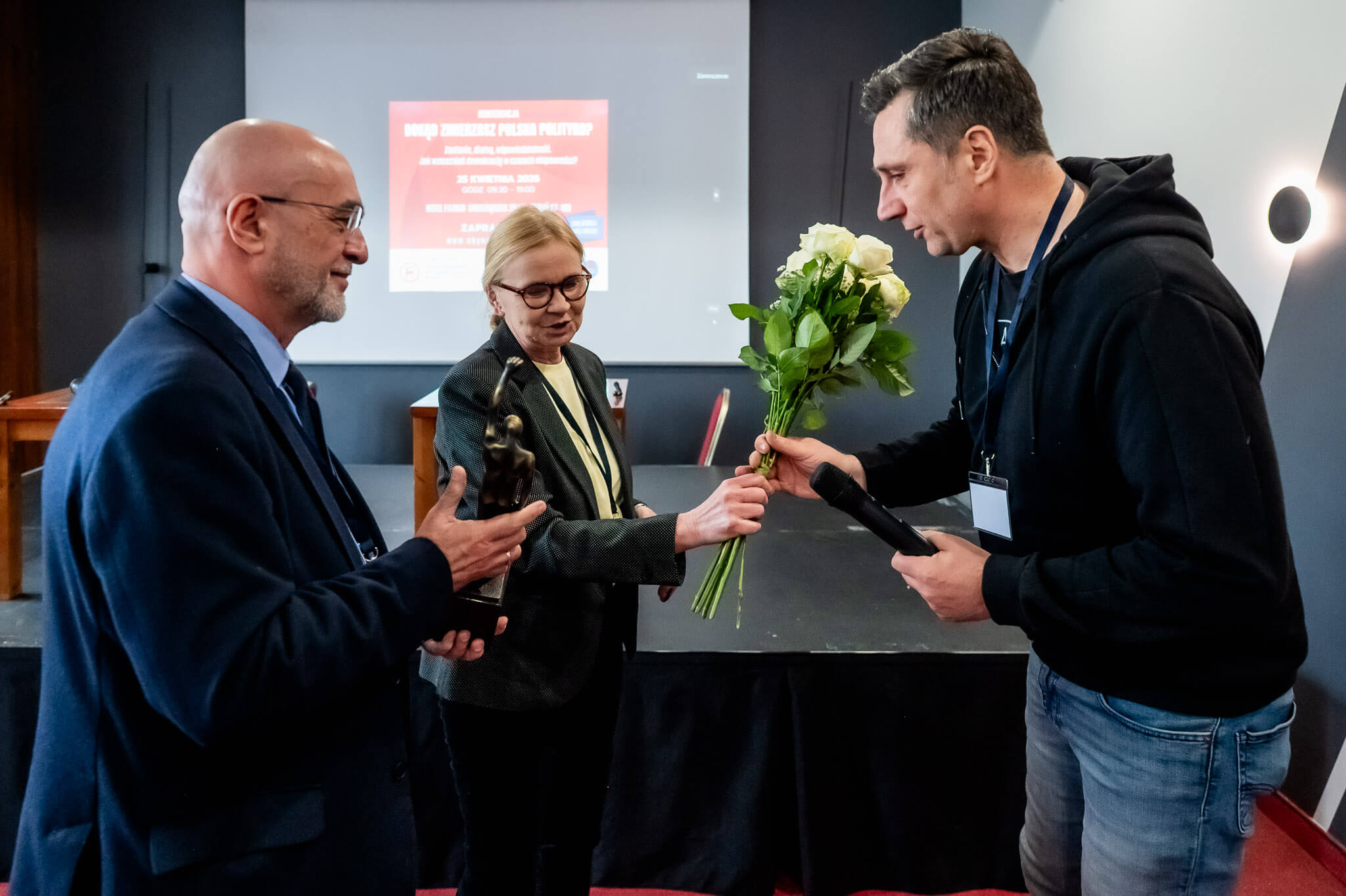 wręczenie statuetki STAJĄCYM W IMIĘ ZASAD dla Piotra Czabana przez Obywateli RP Katarzynę Urbańską i Radka Baszuka