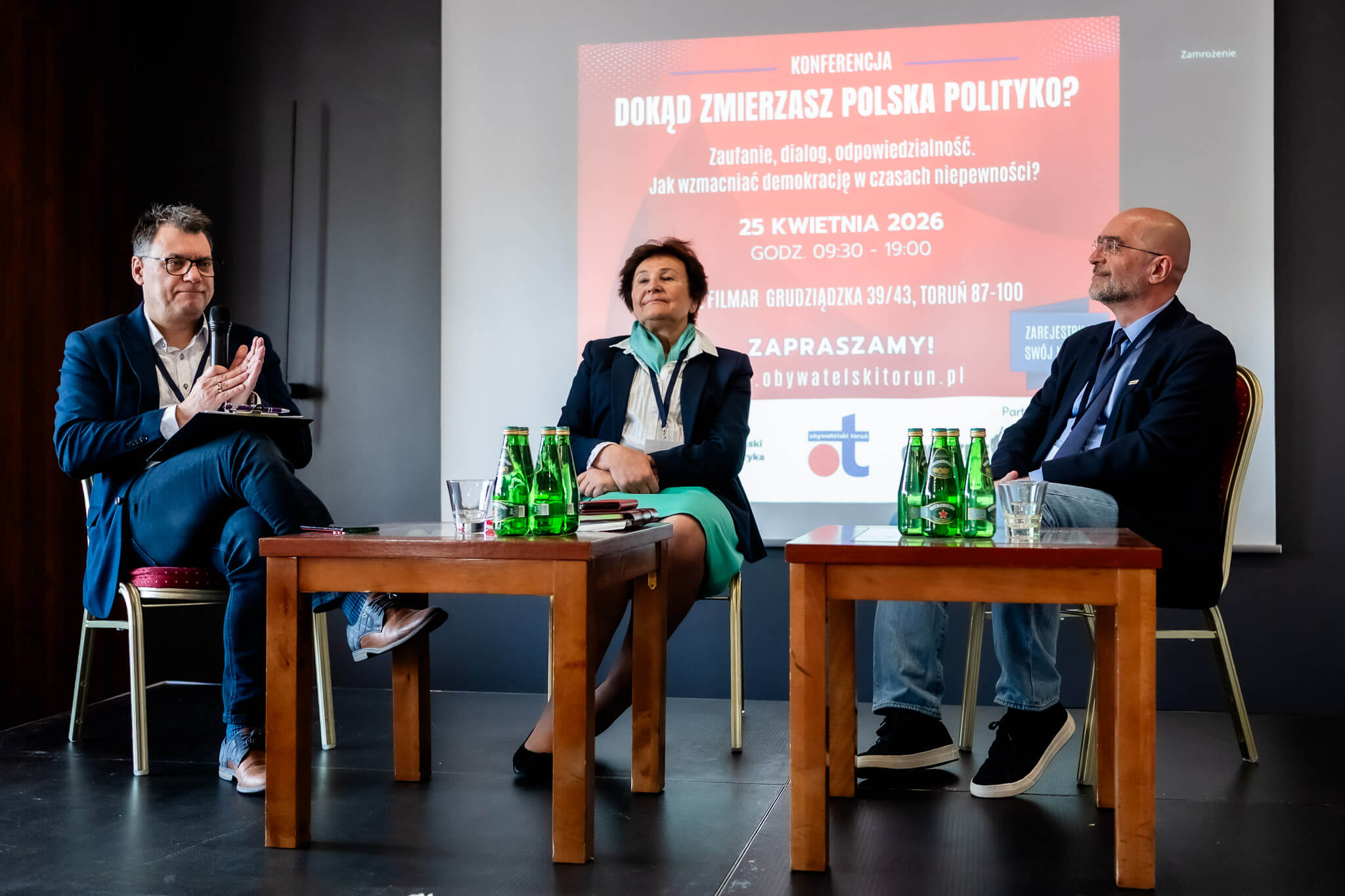 rozpoczyna się II panel - od lewej Jacek Liberski (moderator), dr Hanna Machińska, mec. Radek Baszuk