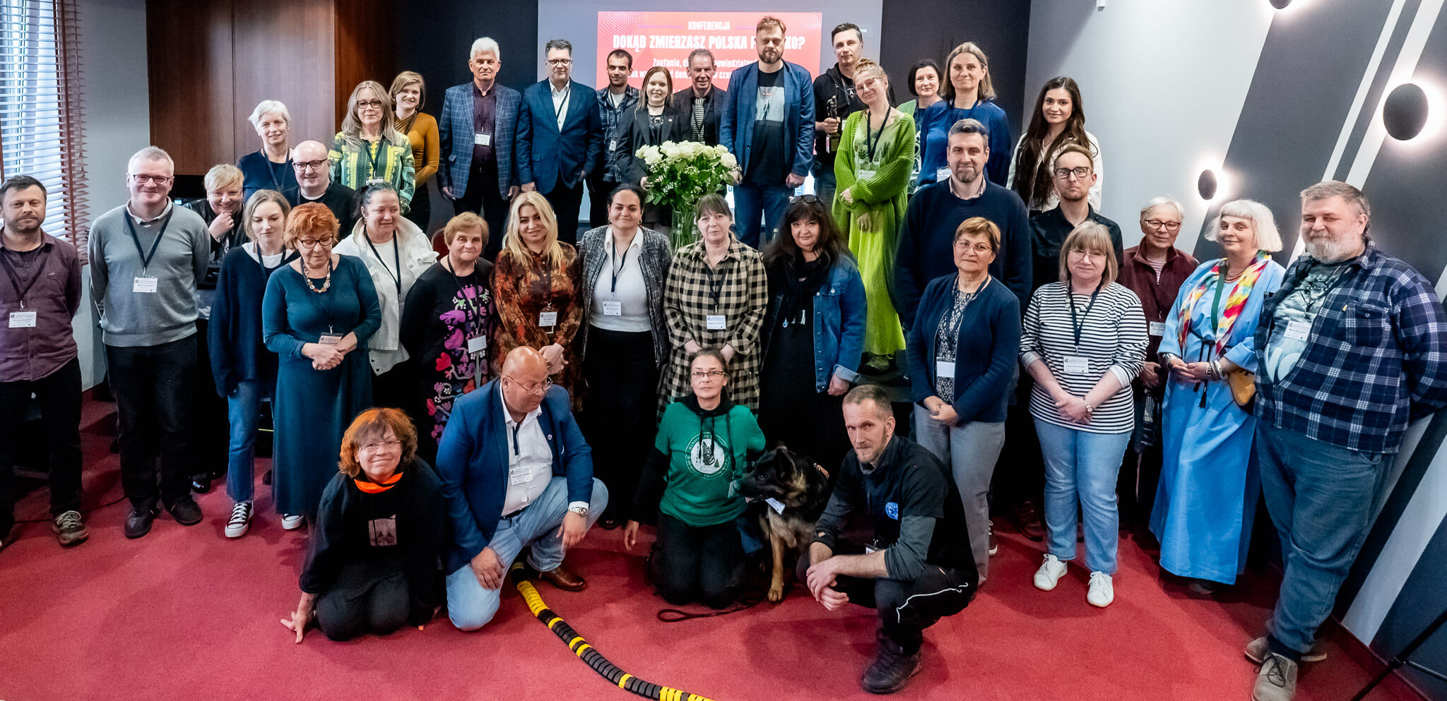 uczestnicy, paneliści i organizatorzy konferencji na wspólnym zdjęciu